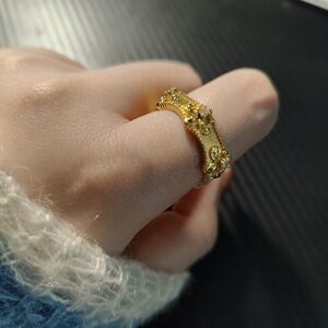 Elegant Gold Floral Ring